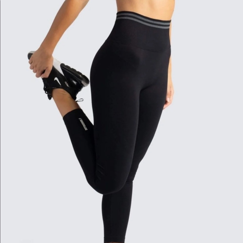 Brand new with tags black DYE seamless scrunch butt leggings